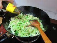 营养丰富的腊肉炒菜花