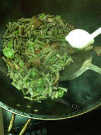 #爱美食#腊肉炒豆角做法图解11)