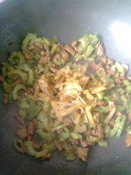 家常菜榨菜炒苦瓜