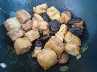 家常的香菇焖油豆腐油条的做法图解七