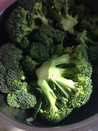素食蒜粒西兰花做法图解1)