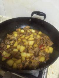 简单的牛腩闷土豆做法图解14)