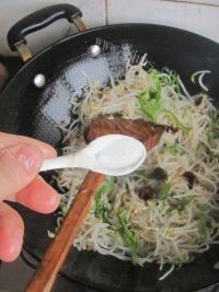 美味的银芽鸡丝做法图解8)