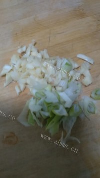色泽鲜亮的素炒茄子做法图解3)