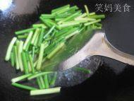 美味的鸡蛋炒蒜苔做法图解4)