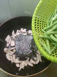 家常菜四季豆炒猪肉做法图解4)