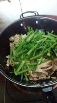 家常菜芹菜炒豆腐皮做法图解9)