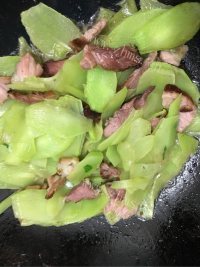 莴笋炒腊肉做法图解7)