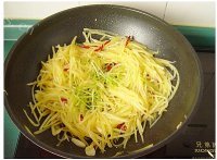 「DIY美食」酸辣土豆丝做法图解8)