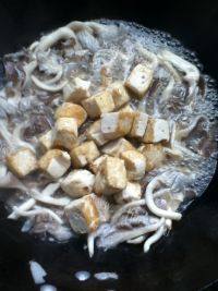 家常菜蘑菇豆腐汤做法图解5)