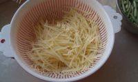 家庭版炝土豆丝做法图解2)