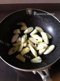 鲜美姜葱炒花蟹做法图解3)