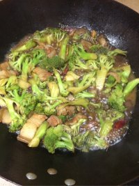 家常菜西兰花炒肉做法图解9)
