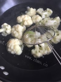 食欲满满的素炒花菜做法图解1)