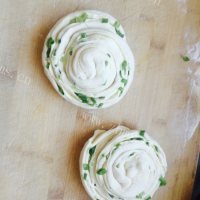 美味营养的葱油饼做法图解6)