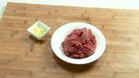 美味的炸牛肉丸做法图解1)