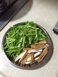 家常菜芹菜炒香干做法图解2)
