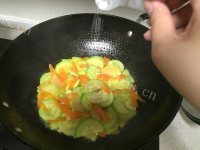 家常菜西葫芦炒胡萝卜做法图解7)