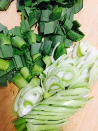 美味的酱焖糯米肘子做法图解3)