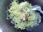 豆芽回锅肉做法图解5)