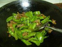 自制腊肉炒荷兰豆做法图解7)