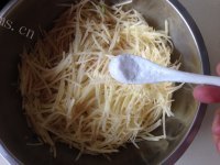 美味营养的土豆饼做法图解2)