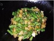 豆角腊肠焖饭做法图解6)