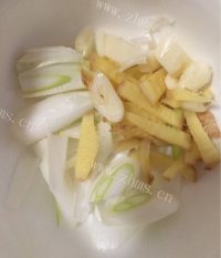 美味的白萝卜炖牛腩做法图解3)