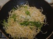 青椒炒绿豆芽做法图解5)