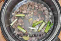 鲜美的萝卜牛肉面做法图解6)