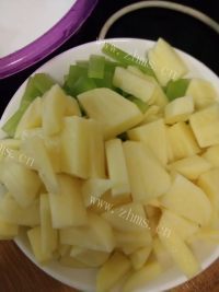 美味咖喱莴笋鸡块做法图解2)
