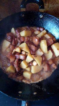 家常菜土豆红烧肉做法图解10)