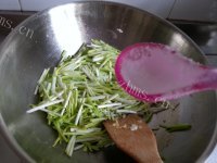 家常菜蒜黄炒鸡蛋做法图解6)