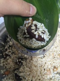 美味的鲜肉粽做法图解7)