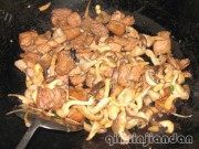 香甜可口的松茸炒肉片做法图解5)