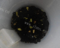 美味的桂圆黑豆豆浆做法图解2)