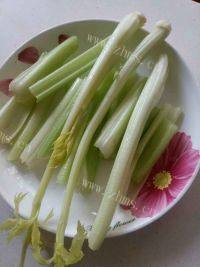家常菜清炒西芹做法图解2)