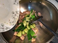 美味黄瓜炒肚尖做法图解8)