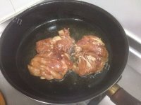 独特的香煎鸡腿做法图解5)