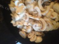 五花牛肉炒蘑菇做法图解7)