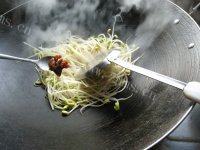 家常菜酸辣黄豆芽做法图解6)
