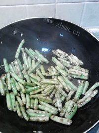 常吃不腻的干煸四季豆做法图解5)