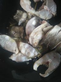 美味的鲈鱼豆腐汤做法图解4)