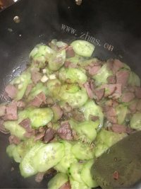 家常黄瓜炒腊肉做法图解7)