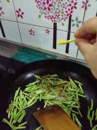 美味的芦蒿炒肉做法图解7)