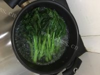 美味的白灼芥蓝菜做法图解3)
