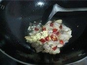 吸引人的腊肉炒蒜苗做法图解3)