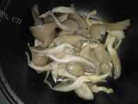 好喝的平菇肉片蔬菜汤做法图解2)