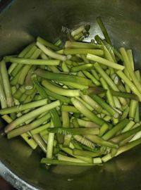 家常菜蒜苔肉丝做法图解1)