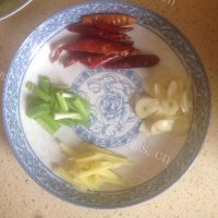 家常菜酱爆茄子做法图解2)